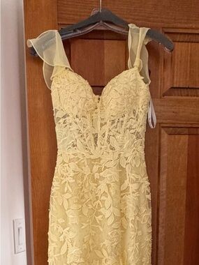 Sherri Hill Soft Yellow Floral Lace Evening Gown/ PROM dress